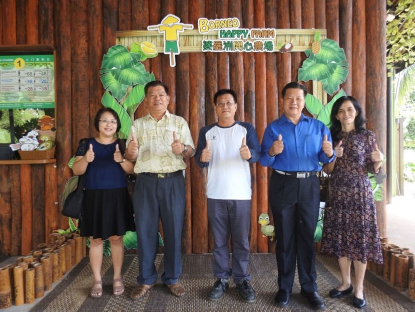 方文祥太平局绅经营的婆罗洲开心农场获台湾&ldquo;2023年特色农业旅游场域认证&rdquo;，受到砂医总会长江宗兴伉俪（右）及会务顾问陈中兴伉俪祝贺。