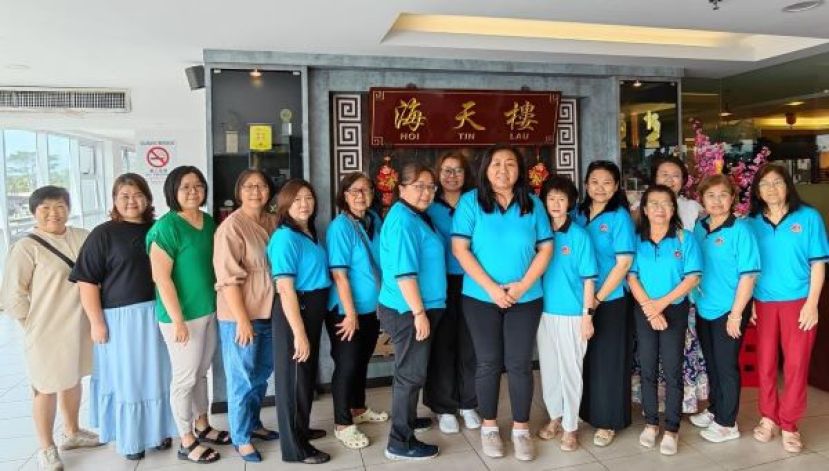 砂诏安会馆妇女组顺利完成第8届（2026年至2028年）新届理事合影。前排右六为新上任主任田凌茵。