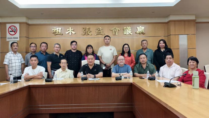古晋福建公会丙午年新春敬老会部分筹备会成员合影。左至右为准拿督王治升、副会长郑佑上、筹委会主席李志华、甲必丹拿督刘思乐、秘书长甲必丹陈国璋、财政洪清文。