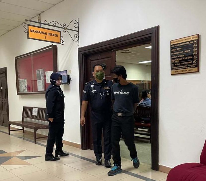 被告被押离法庭时摄。