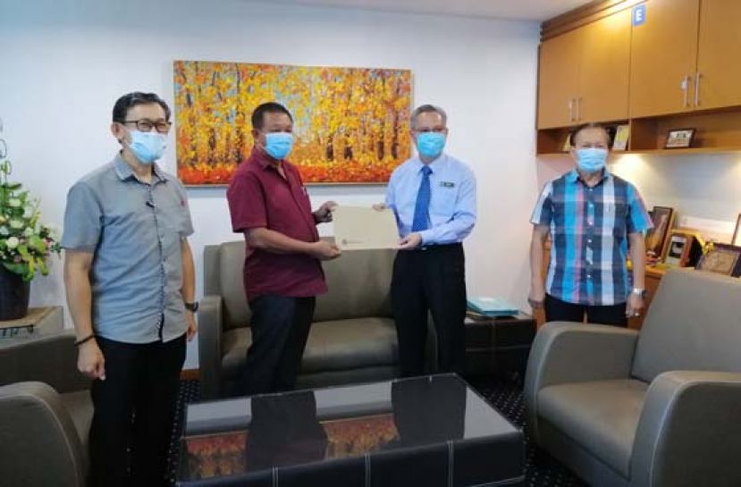 社险砂局长菲立桑干（右2）移交蔡礼义其太太病故26年终身抚恤金索赔批准函；左为薛华东及本固鲁严安干（右）。