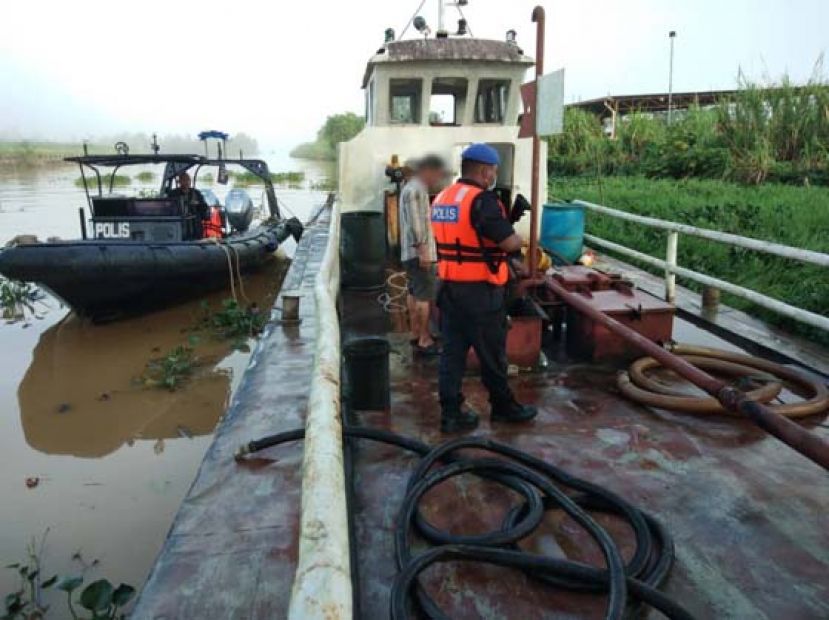 水警在船上展开调查。