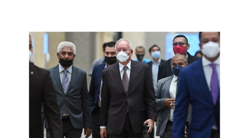 纳吉涉及的SRC国际公司4200万令吉洗钱案  子女与妻子陪同出庭