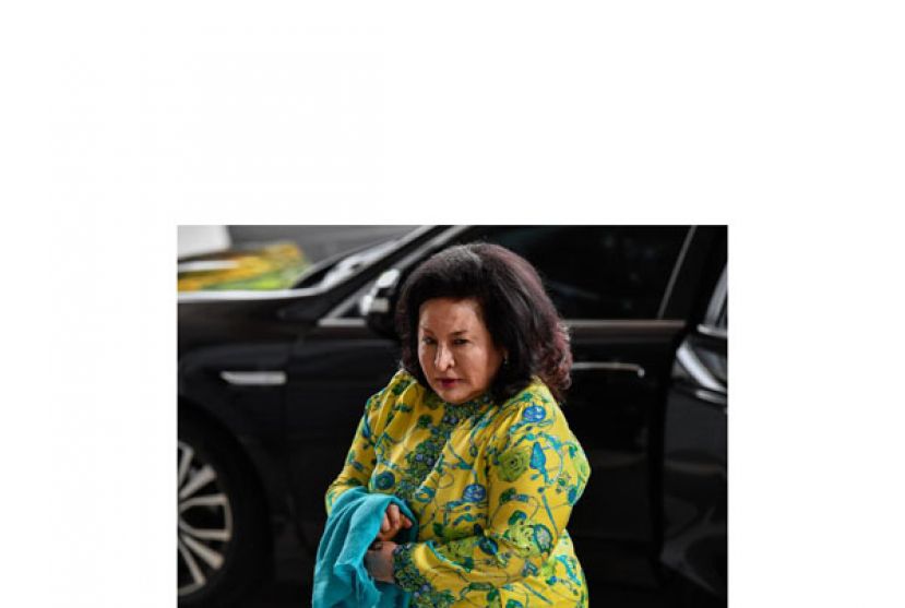 罗丝玛现身法庭声援丈夫