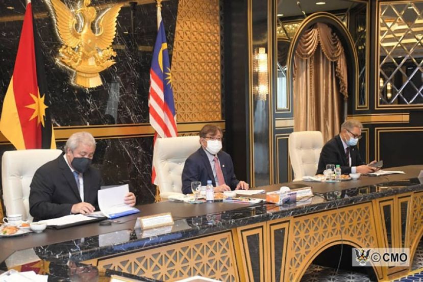 砂副首长拿督阿玛阿旺登雅及砂首长拿督巴丁宜阿邦佐哈里等人参加国油公司与砂拉越政府进行的首届战略对话。