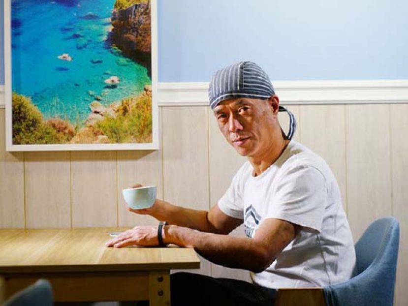 修车师傅 为离世契妹开店冲咖啡