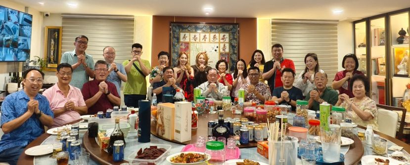 社团闻人拿督巴杜卡黄世琴(坐者左四)、砂拉越奔驰野狼爱心俱乐部主席拿督蔡传伟(坐者右四)、古晋福建公会副财政吴祖姜(坐者右二)，偕同亲朋好友一行向世界福州十邑同乡总会（世福）永久名誉会长拿督斯里刘为强太平局绅(坐者右五)贺年。