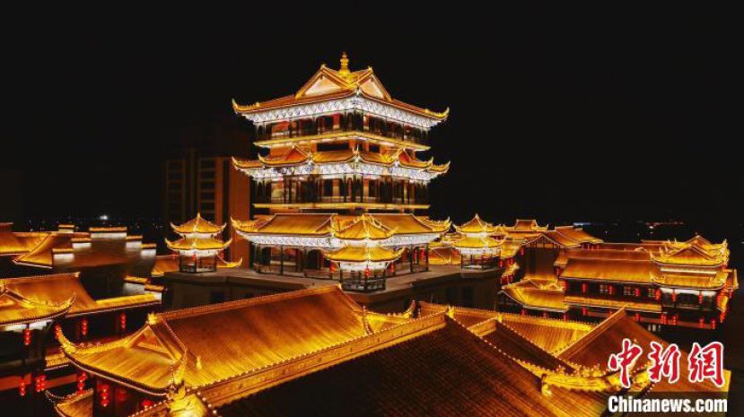 夜晚的昆仑天街建筑群。