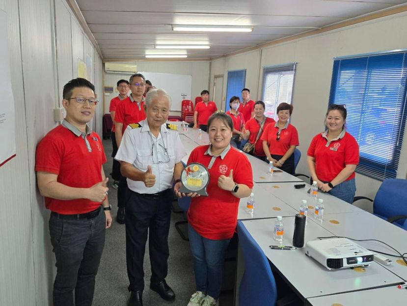 一中校友会妇女组主任蔡佳盈（右一）移交纪念品予砂拉越水闸首席工程师兼副总监房其廷先生（中），左一为一中校友会会长李嘉浩。