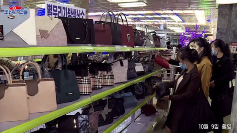 货架上全是抄袭各大知名品牌的山寨提包。