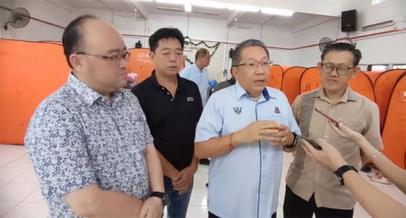 古晋南市市长拿督黄鸿圣（右二）向媒体发表谈话时摄。