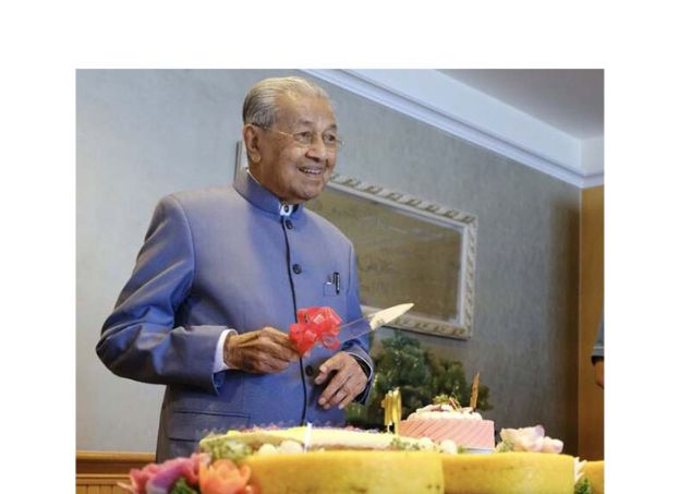 敦马哈迪切100岁生日蛋糕。