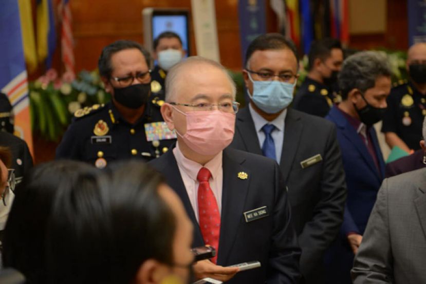 交通部长拿督斯里魏家祥（中）。