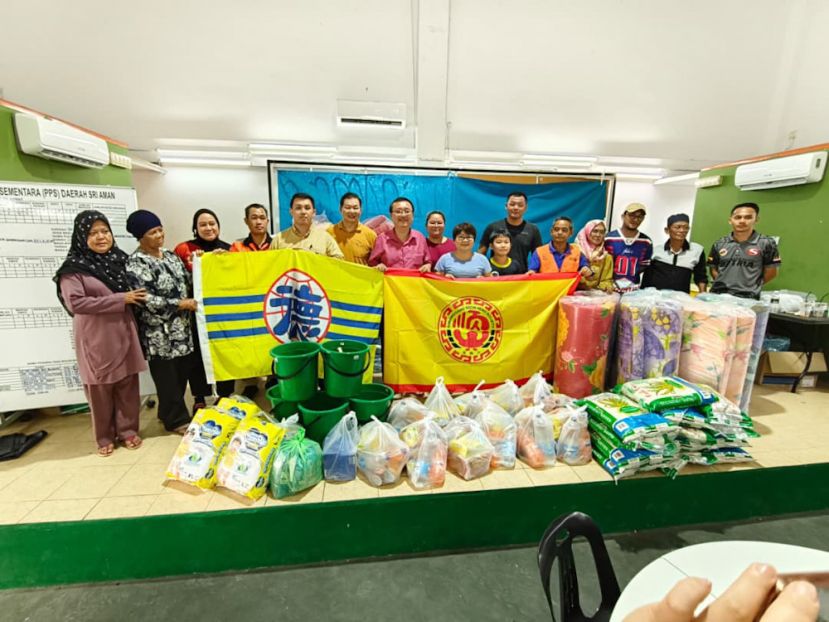 成邦江德教会紫川阁青年团 成邦江顺兴公会青年团为火患灾黎送暖