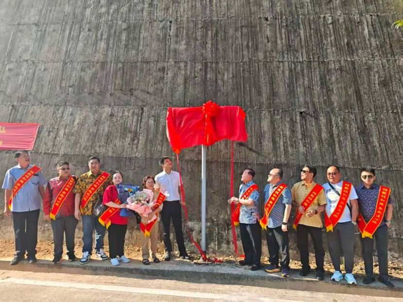 拿督斯里刘为强太平局绅（右5）在亲友们陪同下，为&ldquo;祯和路&rdquo;主持揭牌仪式。这条道路以刘为强的先父之名命名。