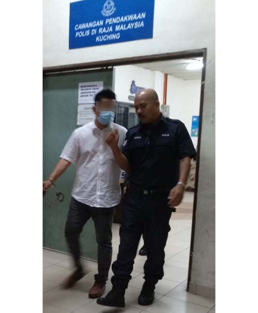 嫌犯侮辱交警的男子被押上警车。