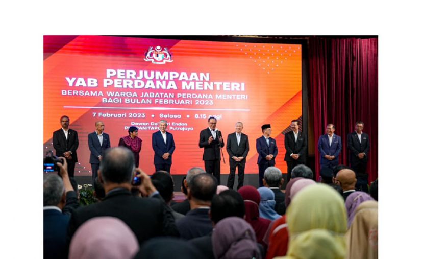 首相拿督斯里安华与一众部长出席首相署集会。