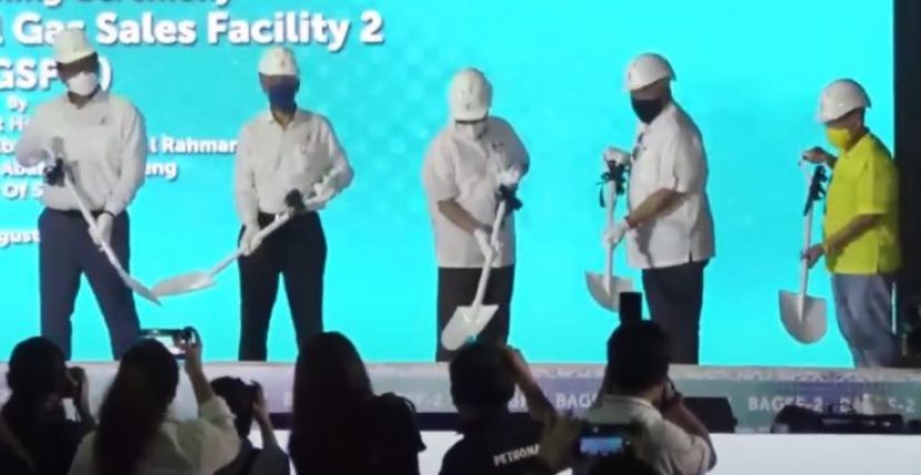 @ 砂总理拿督巴丁宜阿邦佐哈里（中）等人联合主持民都鲁丹绒基都隆额外天然气销售设施BAGSF-2动土礼。