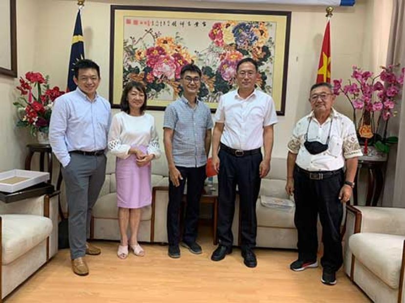 ●闲云野鹤书法学会与杨添木家属拜会中国驻古晋总领事邢伟平（右二）。左起为杨宸翰、潘慕娟、刘文保，右一为李汉标。