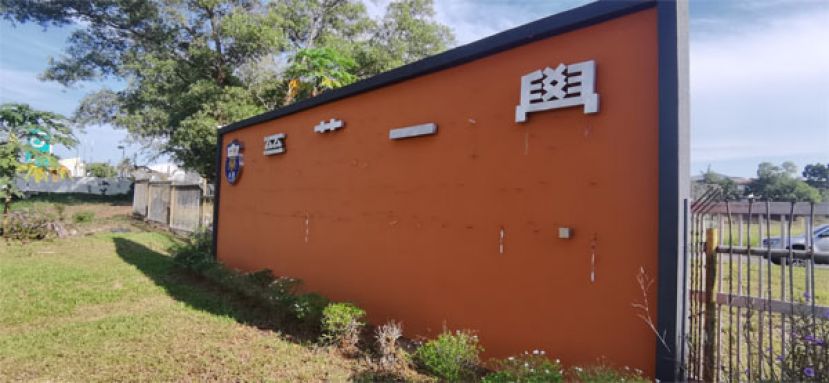 社区治安败坏宵小横行，将一中校名招牌分3次迅速拆下偷走。