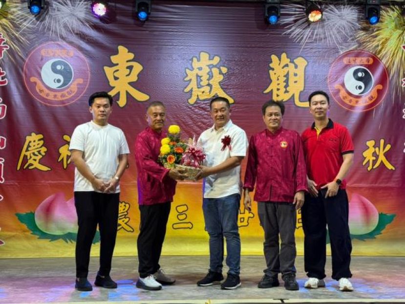 在⁠炉主李欲熙（左一）秘书长吴志鸿（左一）以及主席方文祥太平局绅（右二）的见证下，筹委会主席锺献忠（左二 ）赠送纪念品予主宾施志豪时影。
