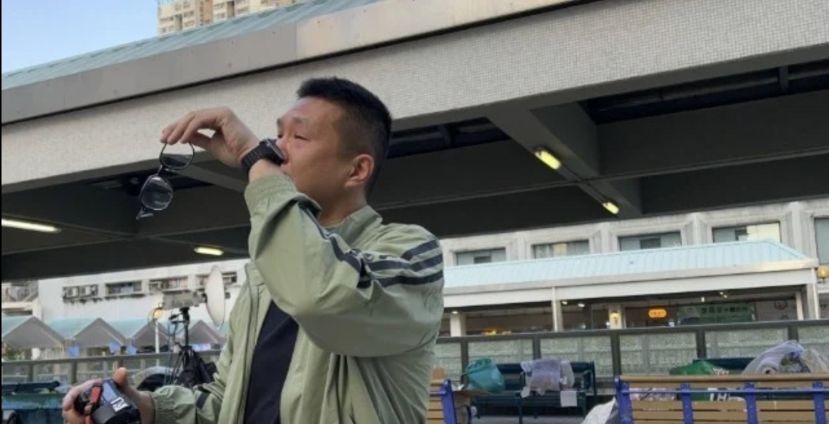 宏福苑受灾居民陆借用长镜  不禁凄然落泪