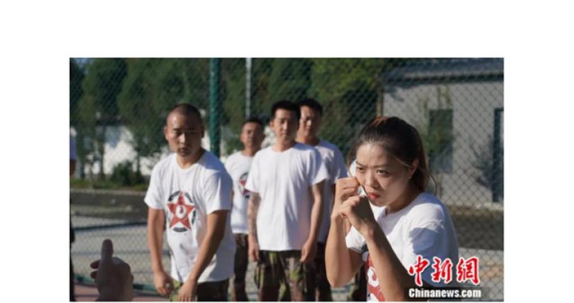 女保镖张美丽在进行格斗训练。