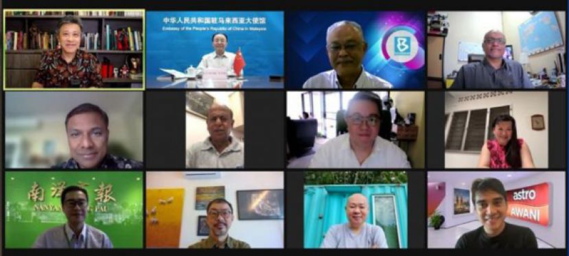 上排左二为中国驻马来西亚大使欧阳玉靖。