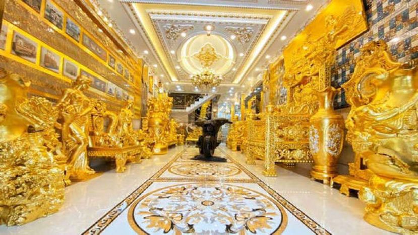 富商阮文忠花了3年打造&ldquo;黄金屋&rdquo;，从一楼大门走进去就能看到许多镀金的收藏品。