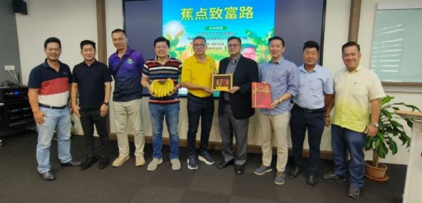 古晋中华总商会农业组卢少奎（右4）赠送纪念品予主讲人陈志强硕士时影。左起为农业组员吴俚葙、商业组副主任蔡明龙、组员俞国利以及商会财政拿督王裕华；右起为商业组副主任刘金兴、理事蔡裕胜以及副主任张毓伦。
