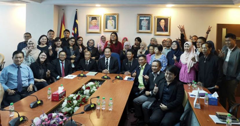 黄順舸(前排中者)与砂国际贸易及电子商务部所有职员大合照。