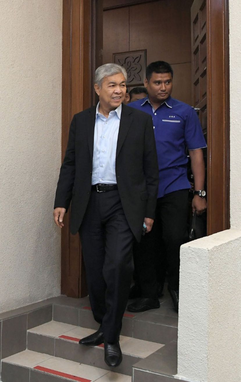 ●扎希被控挪用健康思维基金的案件进入第6天审讯时，揭露他与妻子坐拥多辆豪华车。