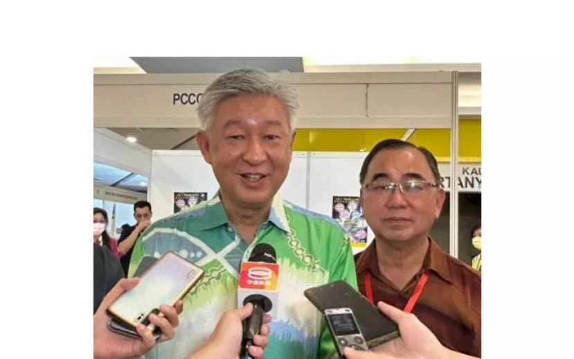 大马中总会长丹斯里卢成全(左)向媒体发表谈话，右为霹雳中总会长拿督廖志明。