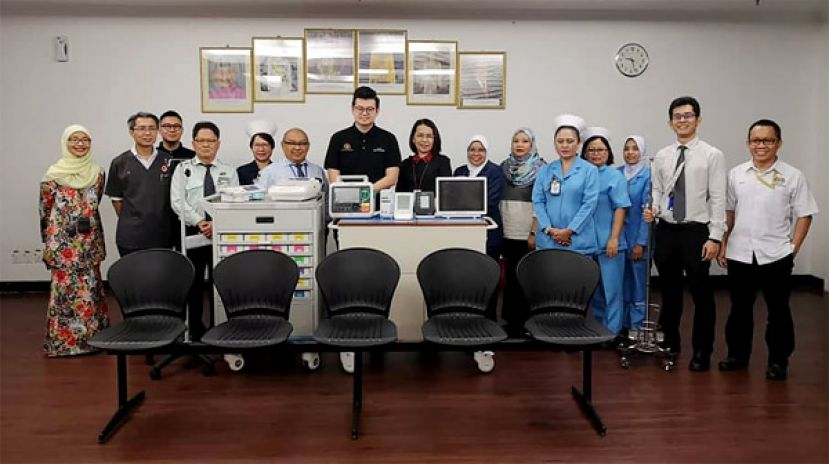 俞利文移交总值21万令吉的医疗和非医疗设备给砂中央医院。