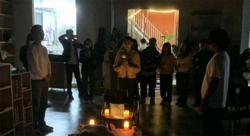 挥别前半生的痛苦难过，女子为自己举办丧礼迎新生