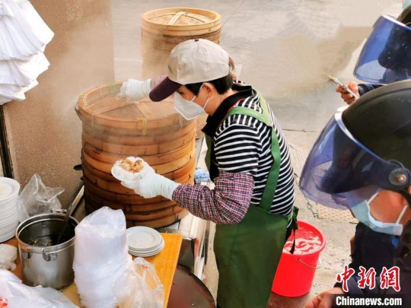 台城大家好美食店的碟仔排骨粉，一炊熟就被食客争先打包。