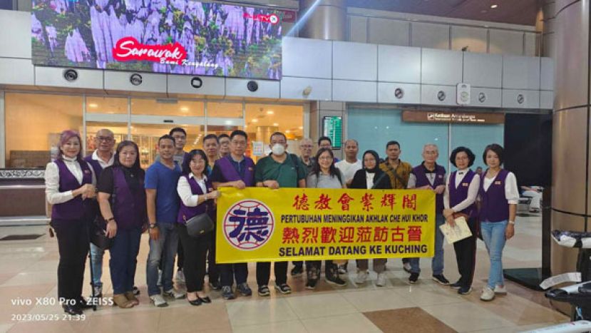 印尼耶加达义肢医疗团队，在明雅善阁总务关仁生（前排左三）带领下于周四晚上抵达古晋机场，受到紫辉  阁閣長蔡岷谷（前排左二）带领董班及同德的迎接并合影。