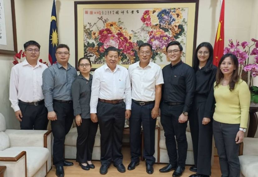 邢伟平总领事（左5）受砂医总会长江宗兴（左4）率代表团礼貌拜会；左起为温易发、陈永同、林可妮；右起是江秀云、许傛傛、黄思鸣。