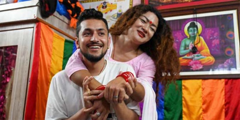 尼泊尔同性婚姻合法化，首对同性伴侣注册结婚。