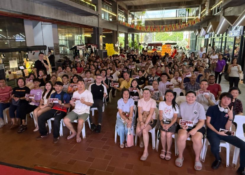 古晋市国会议员俞利文颁发其选区今年首批总额达12万9000 令吉的"古晋国会选区高教助学金"，共有86位符合资格的在籍大专学子受惠。