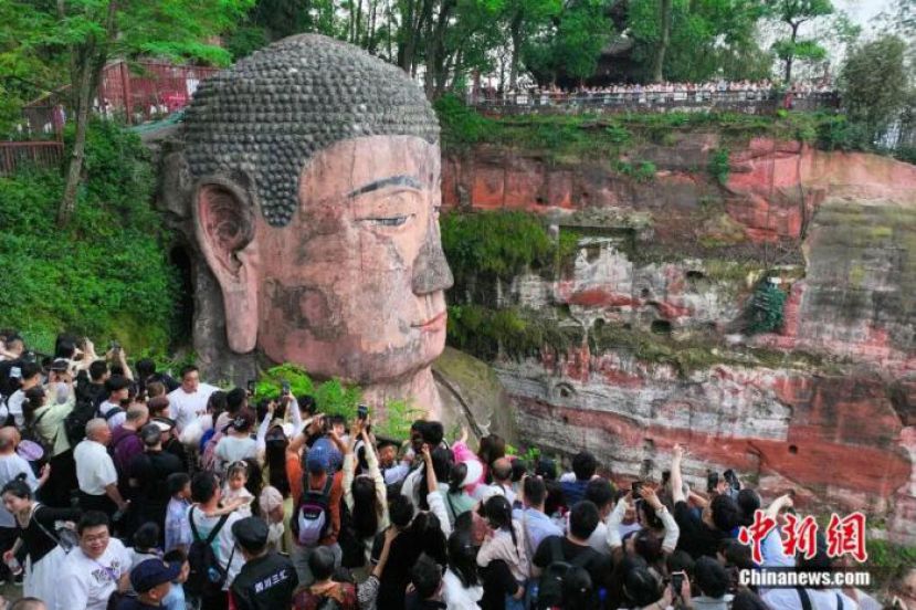 佛头平台游客与大佛&ldquo;合影&rdquo;或拍照留念。