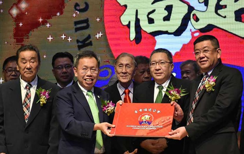 ●拿督斯里沈桂贤（左二）将宣誓书移交予拿督黄良杰（右），左一为古晋福建公会署理会长黄张金发、执行顾问蔡承財（左三）及南市市长拿督黄鸿圣（右二）。