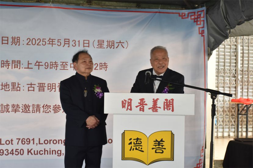 加拿大紫光阁阁长徐永光（左）与新加坡紫松阁阁长兼世界德教联谊总会署理会长郑松山（右）。