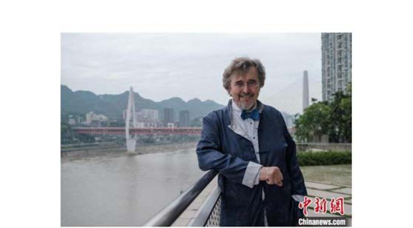 彼得●利兹在重庆，背后是东水门长江大桥。