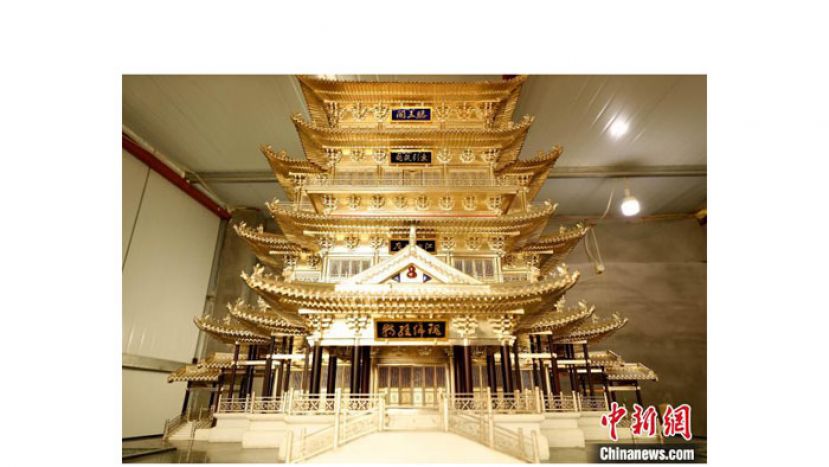 钳海强制作的手工作品滕王阁模型正面全景。