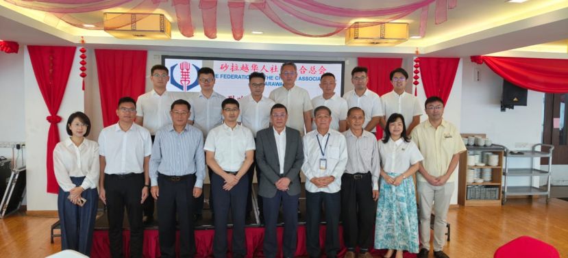 砂华总总会长黄良杰（前排中）率理事和海南東方市招商考察團午餐交流，前排左起为乡村振兴产业协会会长许瑞婷、东方市三家镇人民政府镇长王少参、中国驻古晋总领事邢伟平及中共东方市委副书记兼考察团领队欧阳华；前排右起为砂华总青年团署理总团长郑国栋、妇女部主席张慧娇、财政拿督余志豪及秘书长林亚德。