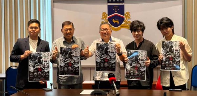 古晋南市市长黄鸿圣（中）主持新闻发布会后与众人合影，左起为勝利计划副筹委蔡征衡及南市副市长拿督再迪苏海里；右起个人助理蔡汶轩及总筹委沈威杰。
