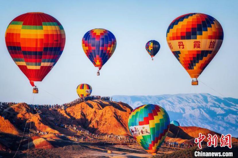 张掖七彩丹霞热气球嘉年华。