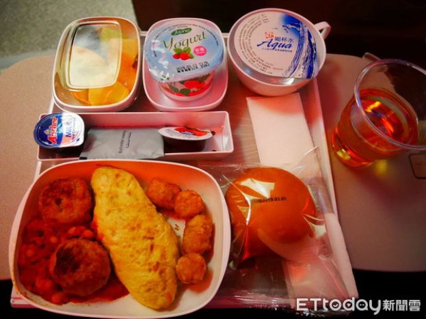 外媒建议，若担心飞机上的水质，可以选择包装矿泉水。