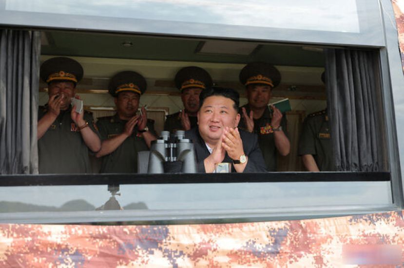 金正恩视察新型放射炮与战术导弹飞弹试射。